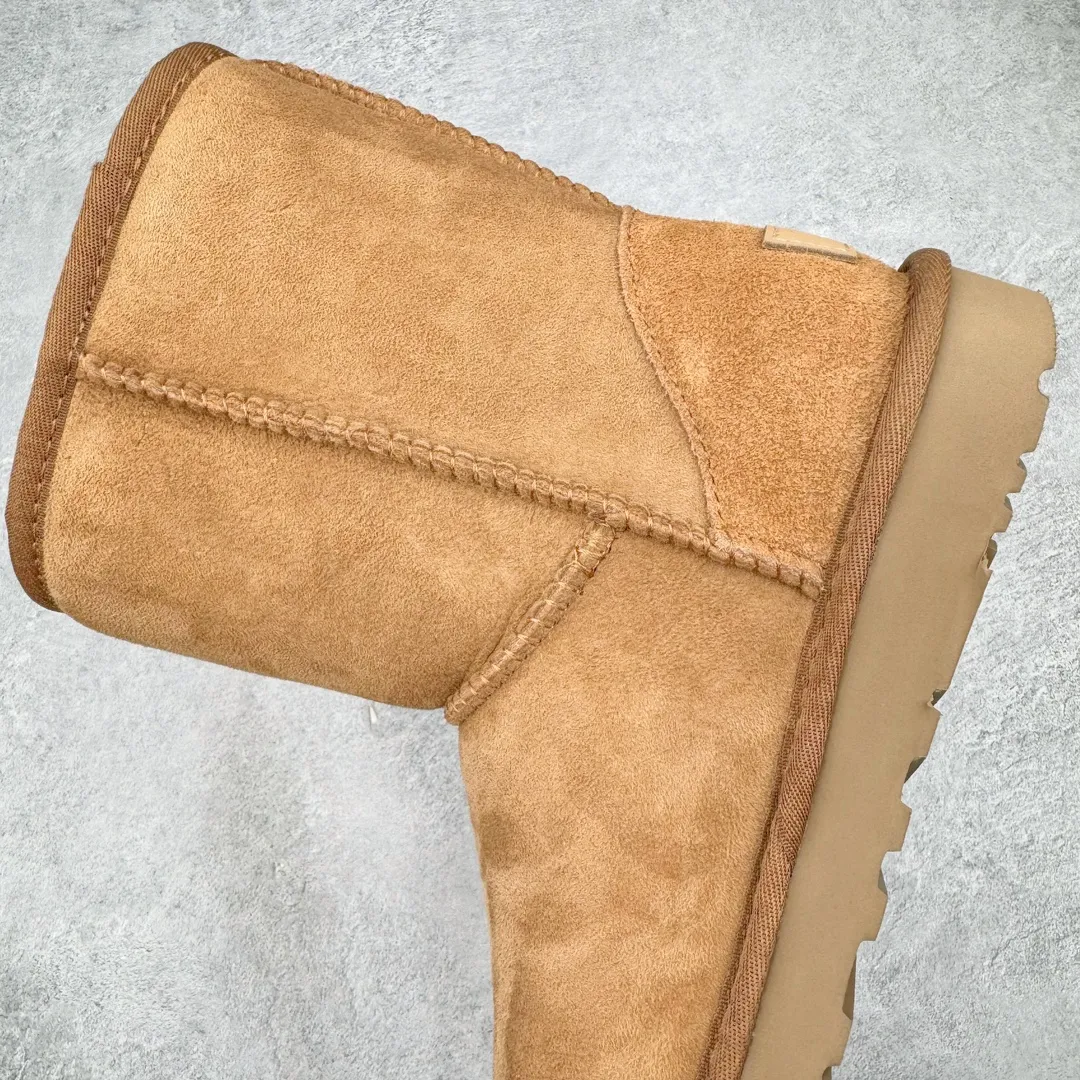 Pick up locally💰520 UGG 6223 Classic autumn and winter sheepskin and fur all-in-one snow boots. All shoes are made from ZP. Longfeng A-grade Australian imported sheepskin and fur all-in-one boots for men and women. Brand OEM production line. Fully follows the ZP process. OEM original pattern maker. Adhering to the principle of no original shoes and no development selection. Pay attention to every detail. The most authentic version on the market TREADLITE "Light Wing" technology outsole Lightweight/durable/flexible/pile size: 35 36 37 38 39 40 41 42 43 44 45 Coding: by2936080